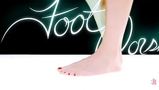 Terli ayaklı orta yaşlı seksi kadın!