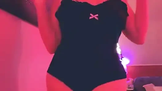 Çekinmeyen soyunma dürtüleri - kulüp eşyaları cızırtılı!