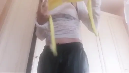 Üvey anne bikinisini değiştiriyor... Ve sen beni izliyorsun! Sen gerçekten alçak bir üvey oğulsun.. Sniff My Ass