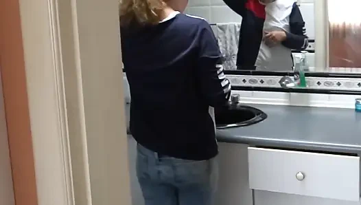 Üvey annenin 31 çekmesi ve onun üstüne boşalmasına izin vermek için hiajstrosunun önünde ilk mastürbasyonu