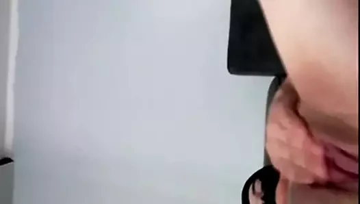 Kıvrımlı kadınlar chatroulette'te mastürbasyon yapıyor