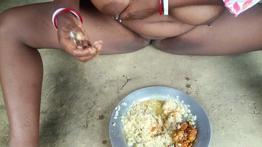 Desi bhabhi khana khate hue Masti ki