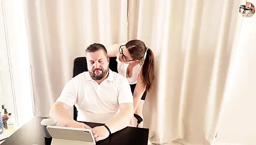 Sekreter patronunu nasıl rahatlatıp boşaltacaklarını biliyor