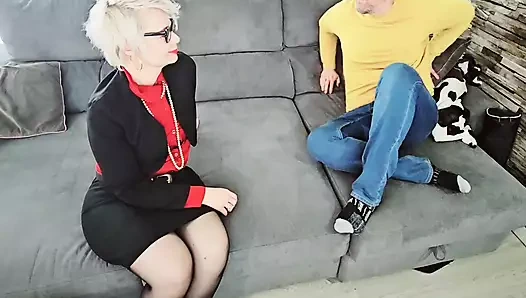 Olgun giyinmiş seksi iç çamaşırlı ve stilettoslu ayaklarımla onu sıvazlıyorum