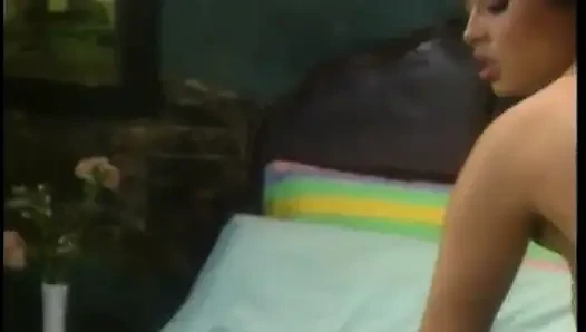 Güzel memeli ateşli kız büyük kalın bir yarağa biniyor