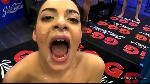 bukkakes cumshots ve yüz bakımı üzerinde iki azgın sluts