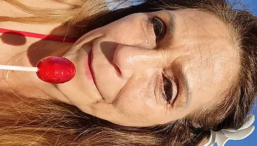 Melissa Johnson sahilde kirazlı lolipop emiyor ve yalıyor