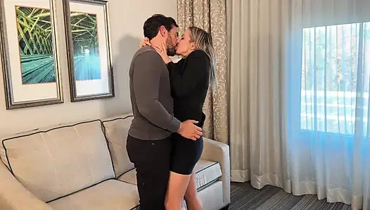 Temizlikçi Lora Cross Sam'a boyun eğdiriyor