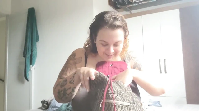 Uzun mesafeli kız arkadaş özel bir şey buldu, seni çok özledim