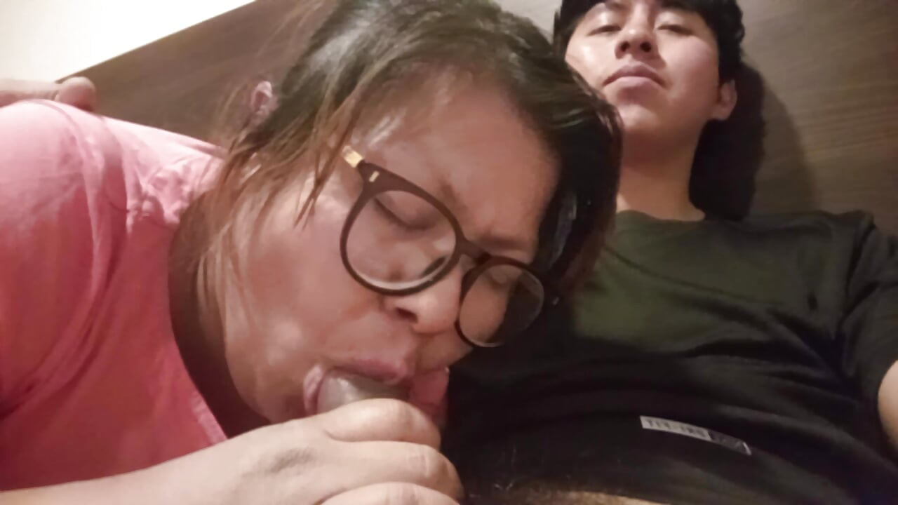 Single mom I met on facebook comes desperately to my apartment to suck my cock