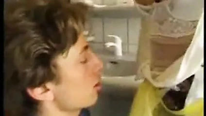 a  quatre dans la salle de bain