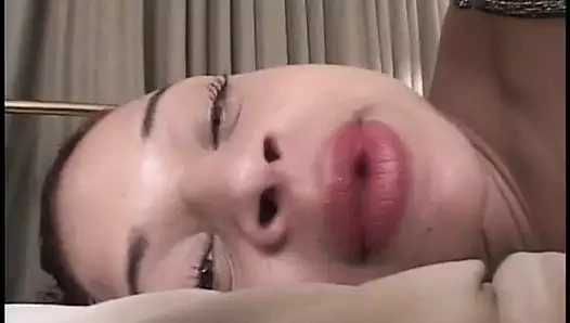 Egzotik güzellik amatör yetişkin performansında isteyerek amatörde yer alıyor