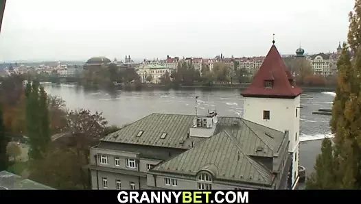 Büyük memeli yaşlı kadınla randevuyu sikeyim