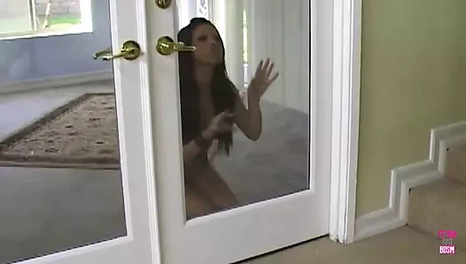 Süper ateşli bomba efendisi tarafından evcil hayvan olarak muamele edilmeyi seviyor