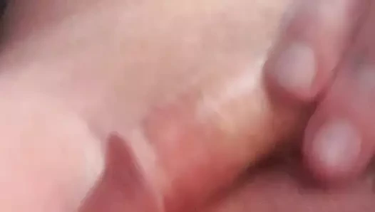 Minik yarağım kayar şekilde işiyor