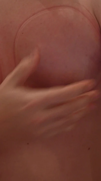 Kadın kılıklı kadın göğüslerini pompalama seansı göğüslerimi gıcıklıyor | Klip 1