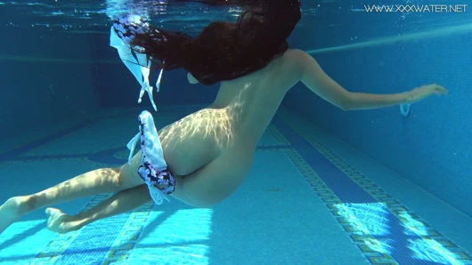 Andreina yalnızken çıplak yüzmeyi seviyor