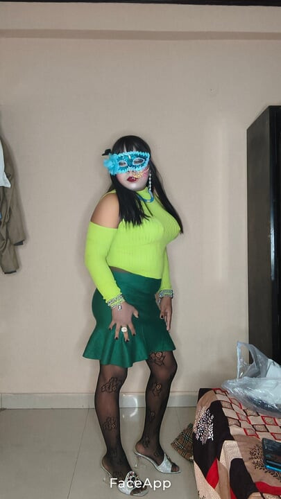 Yeşil etekli travesti
