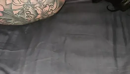 Orta yaşlı seksi kadın büyük bir yüze boşalmadan önce kendini parmaklıyor