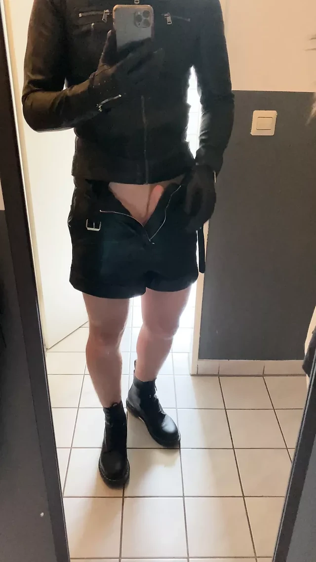 Жесткий камшот сисси Laura в коже и Doc Martens