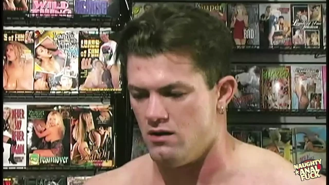Video kulübünde son derece güzel bir kız büyük yarağını emdiriyor