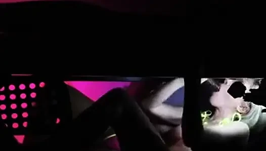 Krystal ve Kyla sağım masasında büyük siyah bir yarağı çifte sikiyor