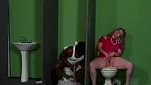 İri göğüslü Fransız orta yaşlı seksi kadın ir büyük zenci yarağı sevgilisi tarafından sikiliyor