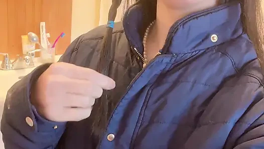 Hana Mutfakta Yemek Pişiriyor, Sonra Tuvalete Işemesi Gerekiyor