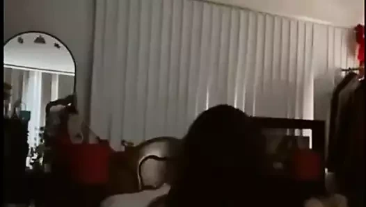 Un poco mis nalgas, para prenderlos.