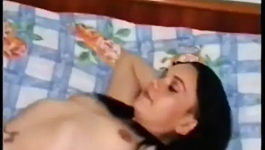 Dövmeli azgın bir esmerin oyuncu seçmeleri çifte sikiliyor