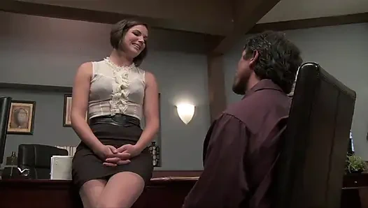 Naylon çoraplı büyük götlü sekreter Tommy'nin Gunn yarağını emmeyi seviyor