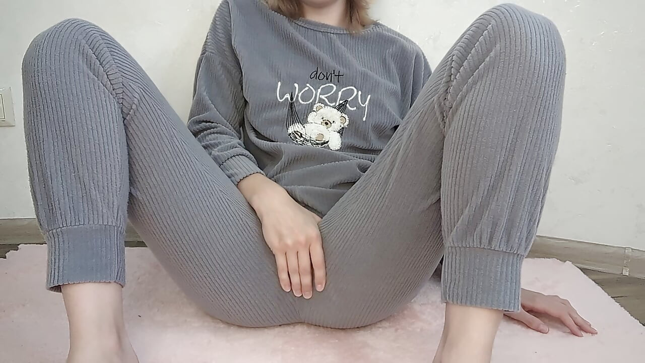 Pijama azdırma: sert boşalana kadar parmakla oynuyor