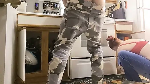 Çiftlerin Deşicileri Kabin Tamponlarını Değiştirirken Teşhir Ediyor