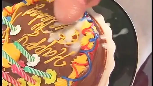 Seksi genç esmer doğum günü için dildo alıyor ve hediye olarak iyi bir sikişiyor