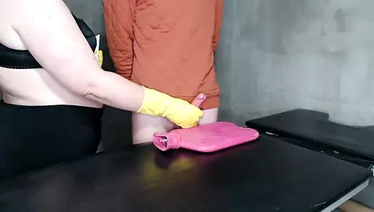 Sarı lastik eldiven ile handjob