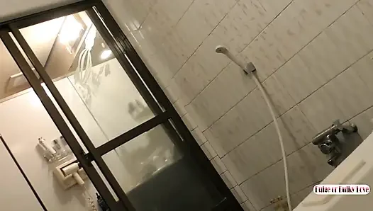 Ani bir mesaj perçinsiz bir buluşmaya yol açıyor, tutku tekrar tutuşmadan önce kanepe ısısı buharlaşıyor