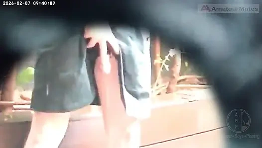 Amatör adam halka açık bir parkta işerken yakalandı