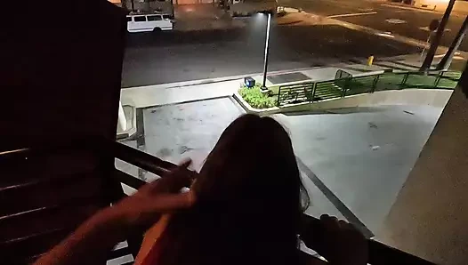 Kısa bir otel balkonunda sikiş - balkonda iri güzel kadın