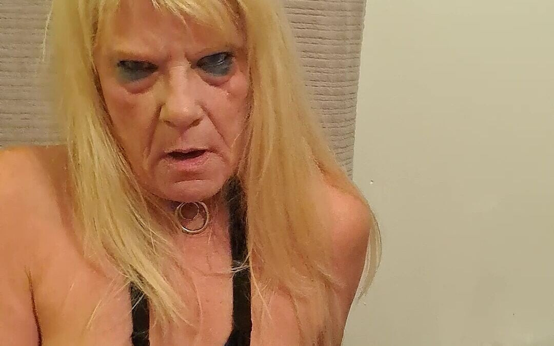 Bakış açısı - seksi ev hanımı yarak emerken ve döl yutarken birden fazla orgazm oluyor