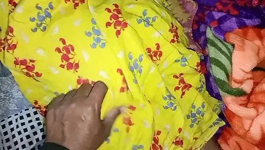 Hintli teyze amcığını sikiyor