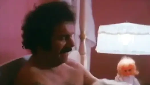 Klasik kısa saçlı sarışın orta yaşlı seksi kadın