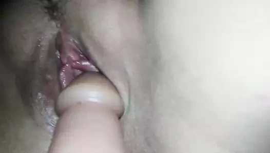 Sıcak eş orgazm üzerinde büyük yapay penis