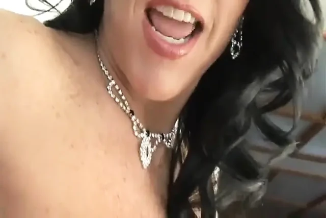 Seksi beyaz esmer büyük siyah yarakla sikiliyor. Aşırı anal seks