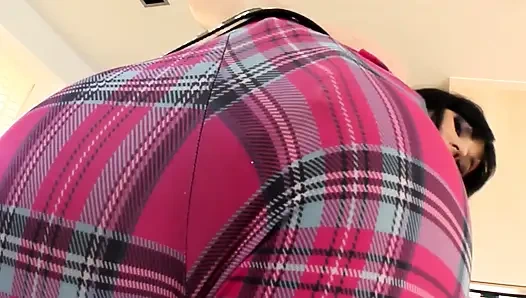 Anal kraliçe ıslak göt deliğini gerdiriyor ve dölleniyor