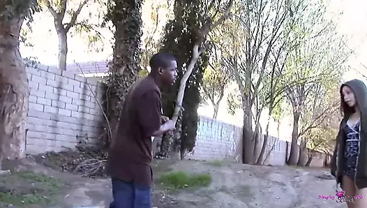 Yüksek topuklu büyüleyici bir zenci kadın adama amını göstererek tahrik oluyor