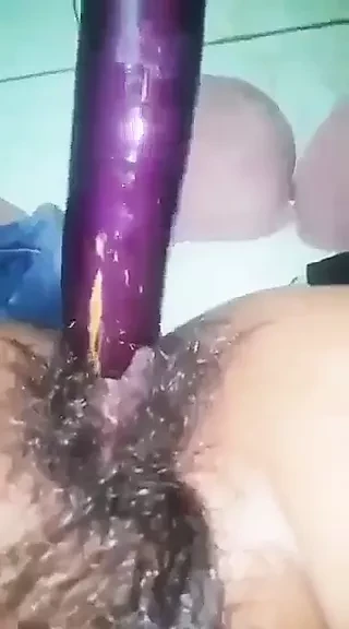 Девственная девушка мастурбирует в комнате