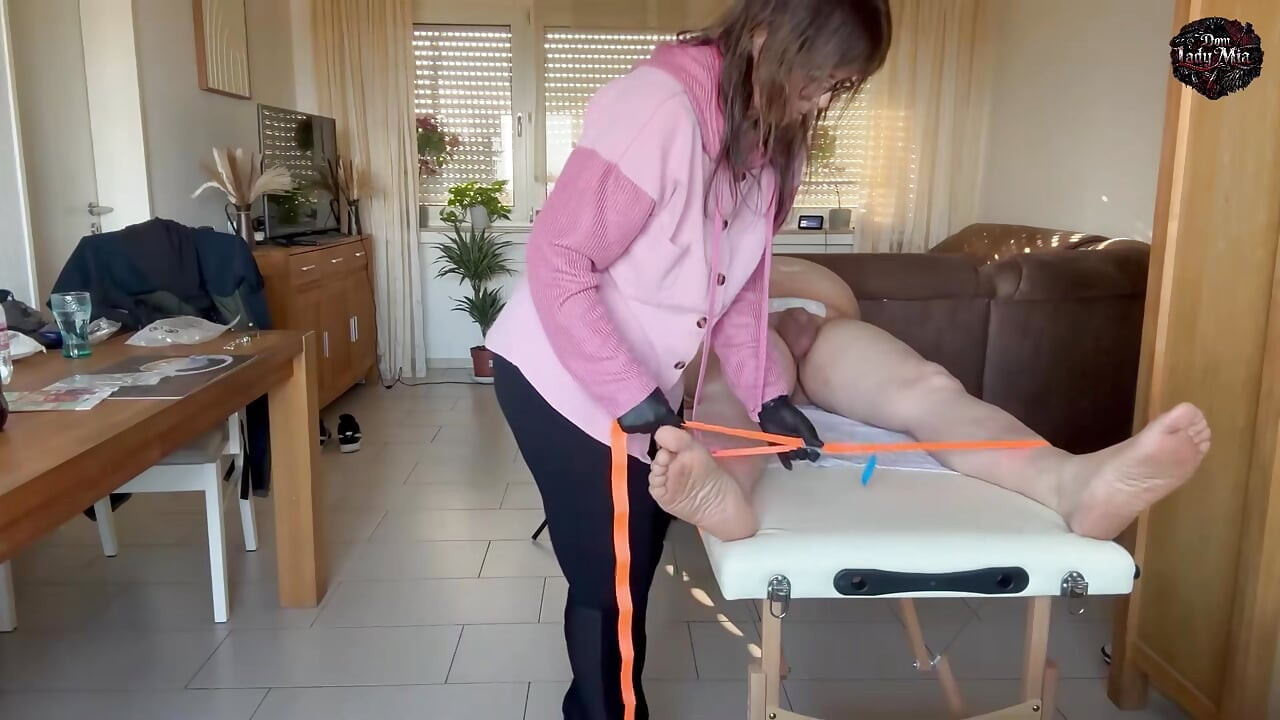 Domlady mia slaveofm hell of pain cbt'i kırbaçlıyor ve elektrik ve edepsiz diş teli ile cezalandırılıyor - bölüm 3