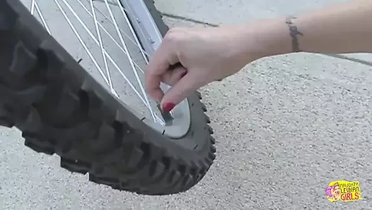 Kızıl güzel kadın amını yalamak için eve götürmeden önce bir yabancıyı alıyor