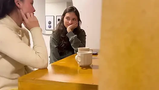 Eski sevgilim beni akşam yemeğine davet ediyor ve banyoda ve onun evinde seks yapıyoruz