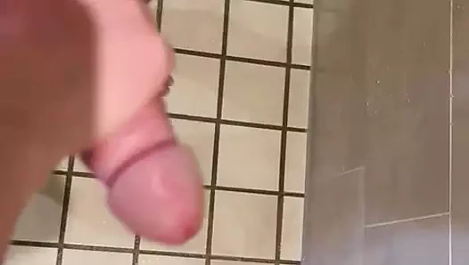 Nachbarin hat es wieder getan. In der Dusche gewichst